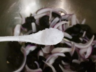14、洋葱黑木耳炒鸡蛋,倒入半勺盐
