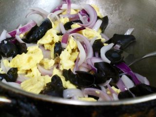 15、洋葱黑木耳炒鸡蛋,最后放入鸡蛋