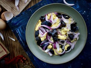 16、洋葱黑木耳炒鸡蛋,装盘