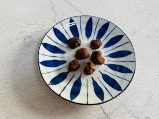 4、糖水鸡蛋,荔枝干去壳洗净备用