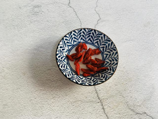 6、糖水鸡蛋,枸杞清洗干净