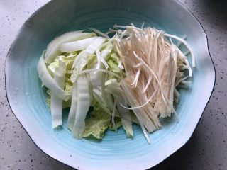 2、什锦汤,白菜洗净之后切成段，金针菇处理洗净之后对半切断