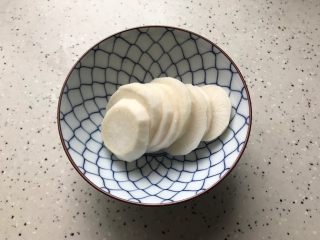 3、什锦汤,萝卜片洗净