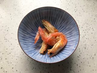 4、什锦汤,虾干稍微冲洗一下，剪去虾须虾枪