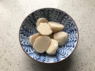 5、什锦汤,鱼丸提前解冻之后对半切开