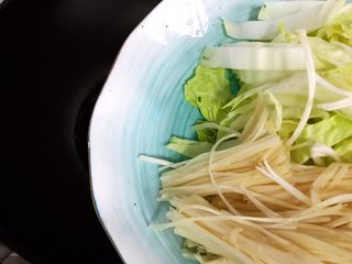 7、什锦汤,待锅内油七分热时下白菜和金针菇