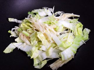 8、什锦汤,翻炒至白菜稍稍变软
