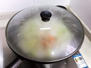 15、什锦汤,大火煮开之后转中小火，盖上锅盖焖煮5.6分钟