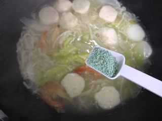 17、什锦汤,加一小勺蔬之鲜（鸡精），搅拌均匀，即可