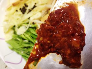 4、香辣豆腐干炒肉丝,豆瓣酱剁细。