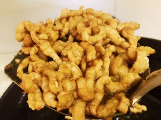 5、香辣豆腐干炒肉丝,锅里倒入适量油烧热，放入肉丝，用锅铲划散开翻炒两分钟。如图。