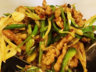 9、香辣豆腐干炒肉丝,如图，炒至辣椒和嫩姜断生即可。