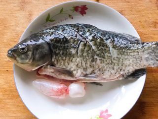 3、浓汤鲫鱼炖豆腐,装盘备用