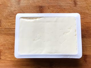 5、浓汤鲫鱼炖豆腐,撕掉上面塑封膜