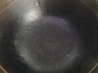 8、浓汤鲫鱼炖豆腐,把锅烧热至冒烟,这样鱼就不会粘锅子