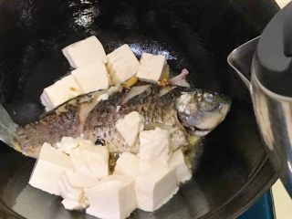 15、浓汤鲫鱼炖豆腐,倒入烧开的水