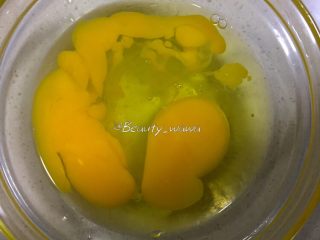 2、最考验厨艺的家常菜—番茄炒蛋,鸡蛋打入碗中