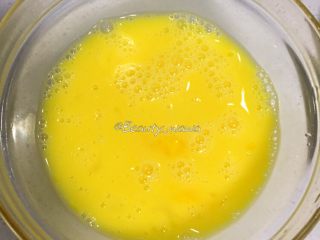 3、最考验厨艺的家常菜—番茄炒蛋,用筷子打散