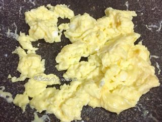 6、最考验厨艺的家常菜—番茄炒蛋,锅中加入食用油，油热，下鸡蛋液翻炒