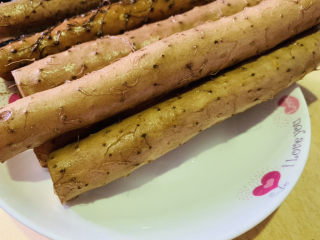 1、山药猪骨汤,准备山药，并清洗干净外皮