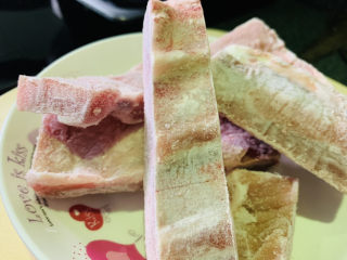 2、山药猪骨汤,猪骨从冰箱取出解冻，之前家里买了好多，冰冻了一些