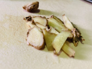 3、山药猪骨汤,姜切片，待用