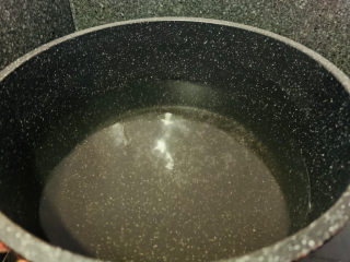 4、山药猪骨汤,锅加清水