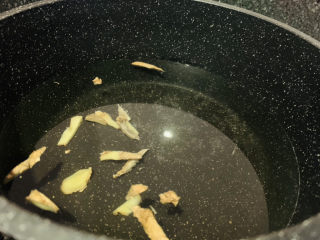 5、山药猪骨汤,加入姜片