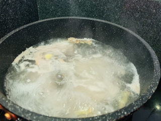 7、山药猪骨汤,大火烧开，再煮2分钟