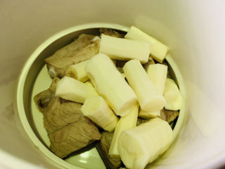 13、山药猪骨汤,山药放入炖锅中