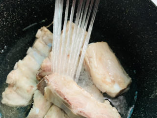 9、山药猪骨汤,并用清水冲洗一下猪骨