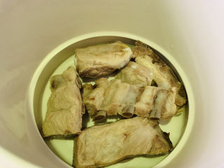 10、山药猪骨汤,将猪骨放入炖锅中