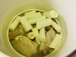 14、山药猪骨汤,加入适量清水