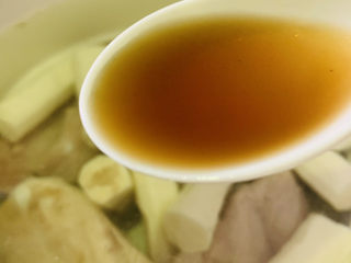 15、山药猪骨汤,并加料酒，按下炖锅的炖肉键，时间到，就可以出锅了