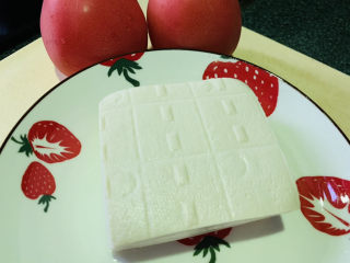 1、番茄豆腐汤,准备豆腐和番茄