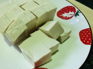 2、番茄豆腐汤,将豆腐切小块