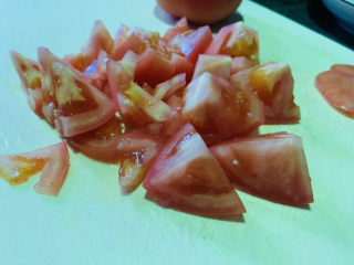 4、番茄豆腐汤,将番茄切块