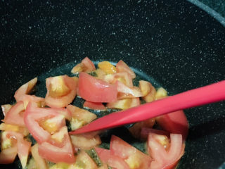 6、番茄豆腐汤,将番茄炒出汁