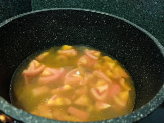 7、番茄豆腐汤,加入适量清水