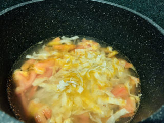 8、番茄豆腐汤,加入鱼面