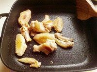 2、可乐鸡翅,捞出鸡翅，锅里倒油烧热，再倒入鸡翅，煎至表皮金黄。（因为热锅冷油煎鸡翅会粘锅很严重。如果是不粘锅就不用捞，直接放一丁点油。