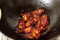 5、可乐鸡翅,火关小，一定关小，熬一熬，熬入味，最后收汁到你喜欢的程度（个人认为水收干一点儿好吃）。加一点儿鸡精或者味精