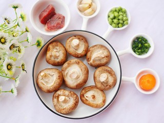 1、改良版香菇酿肉,准备好所有食材。