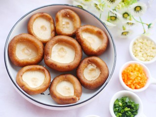 4、改良版香菇酿肉,全部准备好。