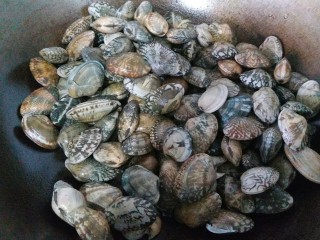 3、香辣花甲,两个小时后，把花甲沥干水倒入锅内干炒