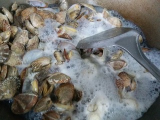 4、香辣花甲,花甲慢慢裂开了