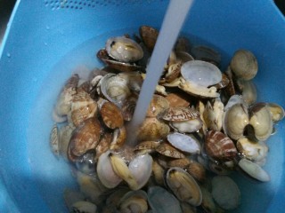 5、香辣花甲,用清水再次冲洗，花甲的沙彻底被冲干净了