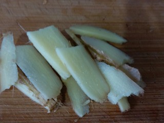 6、香辣花甲,生姜切片