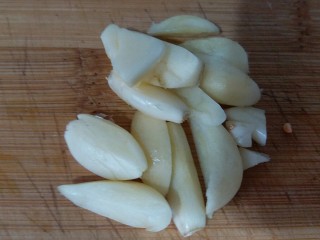 7、香辣花甲,大蒜拍碎