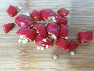 8、香辣花甲,红尖椒切小